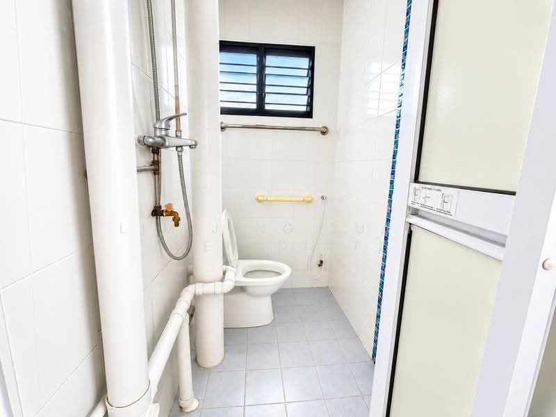 262 Yishun Street 22, 262 Yishun Street 22, Sembawang / Yishun, 3 Bedrooms, 904 sqft, HDB Flat For Sale, by Lim Jing Tuan (Benedict), 500132203 - Bathroom - PropertyGuru.com.sg