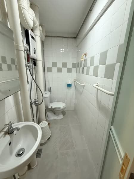 48 Circuit Road, 48 Circuit Road, 2 Bedrooms, 635 sqft, HDB Flat For Rent, by Cindy Fu 付小姐, 500132260 - Bathroom - PropertyGuru.com.sg