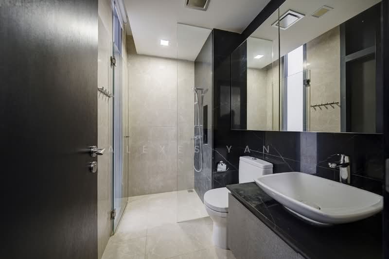 Renovated 4 Storey Cluster Semi-D!, , 6 Bedrooms, 3,961 sqft, Cluster House For Sale, by Alexes Yan, 500132336 - Bathroom - PropertyGuru.com.sg