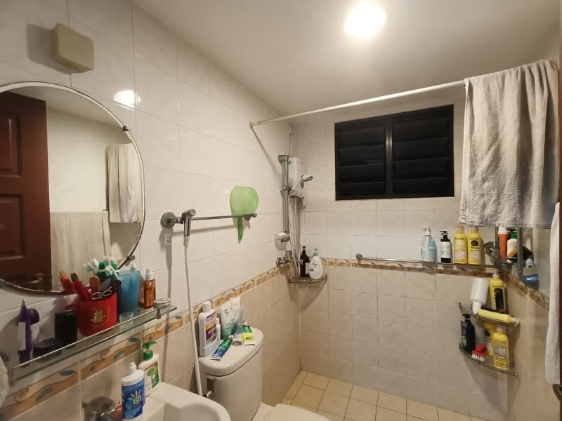 147 Lorong 2 Toa Payoh, 147 Lorong 2 Toa Payoh, 3 Bedrooms, 980 sqft, HDB Flat For Sale, by DESMOND TEO, 500132360 - Master bathroom - PropertyGuru.com.sg
