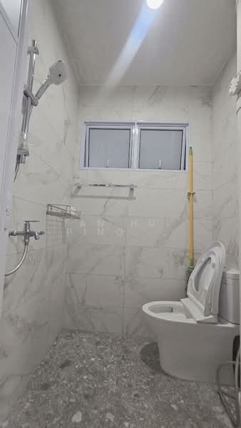570 Ang Mo Kio Avenue 3, 570 Ang Mo Kio Avenue 3, 2 Bedrooms, 721 sqft, HDB Flat For Rent, by Tan Hui Ping (Annie), 500132361 - Bathroom - PropertyGuru.com.sg