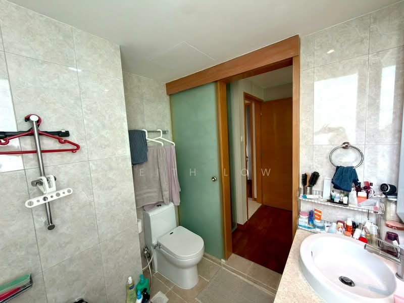 The Lakeshore, 33 Jurong West Street 41, Boon Lay / Jurong / Tuas, 3 Bedrooms, 1,109 sqft, Condominium For Rent, by Keith Low, 500132440 - Master Bathroom - PropertyGuru.com.sg