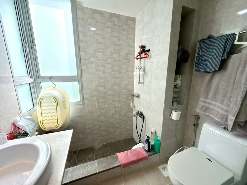 The Lakeshore, 33 Jurong West Street 41, Boon Lay / Jurong / Tuas, 3 Bedrooms, 1,109 sqft, Condominium For Rent, by Keith Low, 500132440 - Master Bathroom - PropertyGuru.com.sg