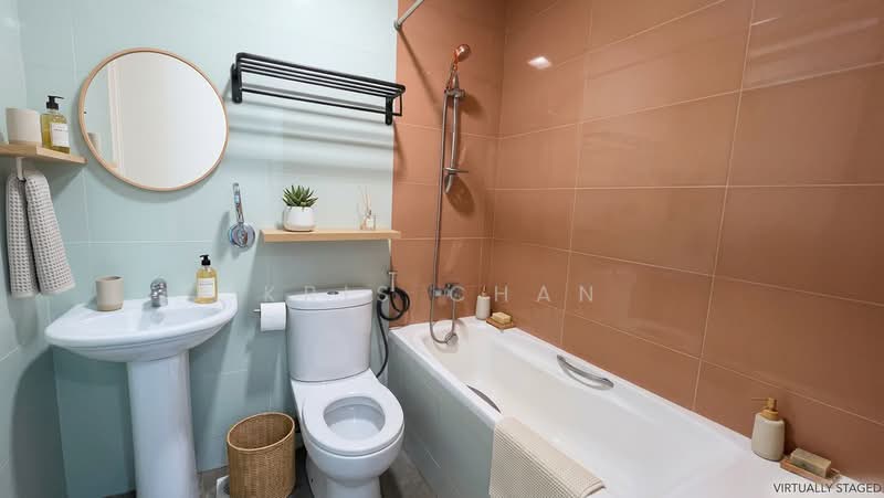 Sunrise Terrace Sunrise Villa, Sunrise Terrace, 4 Bedrooms, 2,800 sqft, Terraced House For Sale, by Kris Chan, 500132452 - Bathroom - PropertyGuru.com.sg