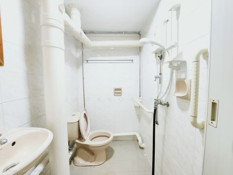 12 Kampong Arang Road, 12 Kampong Arang Road, 2 Bedrooms, 1,109 sqft, HDB Flat For Sale, by Jackson B., 500132476 - Bathroom - PropertyGuru.com.sg