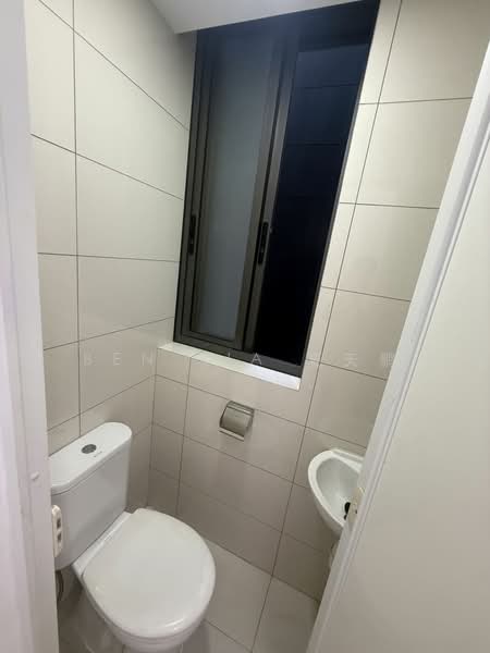 Marina One Residences, 21 Marina Way, 3 Bedrooms, 1,518 sqft, Condominium For Rent, by Ben XIA 夏天鹏, 500132551 - Maid toilet - PropertyGuru.com.sg