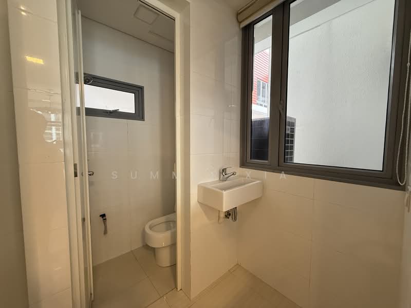 Woodhaven, 71 Woodgrove Avenue, 3 Bedrooms, 1,173 sqft, Condominium For Sale, by Summer Xia, 500132559 - Bathroom - PropertyGuru.com.sg