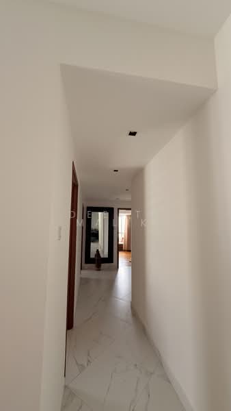 The Bayshore, 22 Bayshore Road, 4 Bedrooms, 1,432 sqft, Condominium For Sale, by Deepti Malik, 500132597 - Corridor - PropertyGuru.com.sg