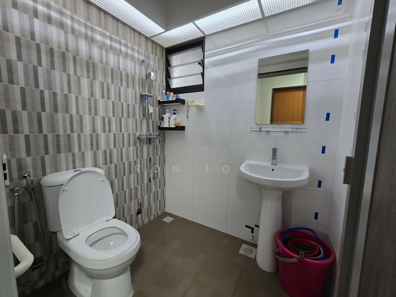 609C Tampines North Drive 1, 609C Tampines North Drive 1, 2 Bedrooms, 732 sqft, HDB Flat For Sale, by Ron Loh, 500132648 - Master Bath - PropertyGuru.com.sg