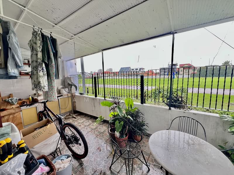 Charming single-storey semi-detached home with renovated interiors, skylit dining area, private gard, Siglap Estate, 3 Bedrooms, 1,500 sqft, Semi-Detached House For Rent, by Amy Chew, 500132679 - Balcony - PropertyGuru.com.sg