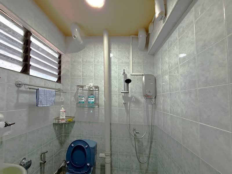 309 Serangoon Avenue 2, 309 Serangoon Avenue 2, 3 Bedrooms, 979 sqft, HDB Flat For Sale, by Danial Arif, 500132719 - Bathroom - PropertyGuru.com.sg