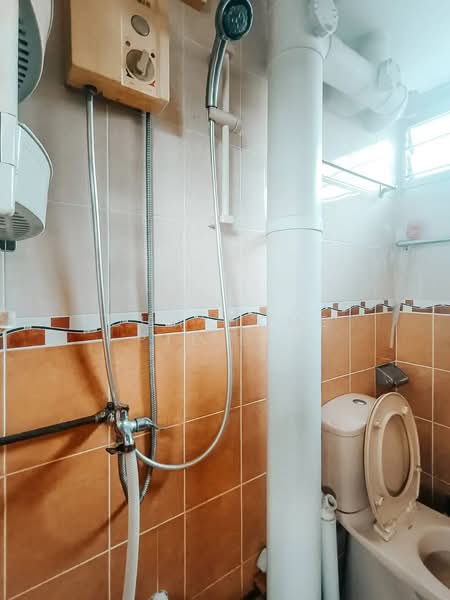 105 Bedok North Avenue 4, 105 Bedok North Avenue 4, 2 Bedrooms, 882 sqft, HDB Flat For Sale, by OHMYHOME PTE LTD, 500132727 - Bathroom - PropertyGuru.com.sg