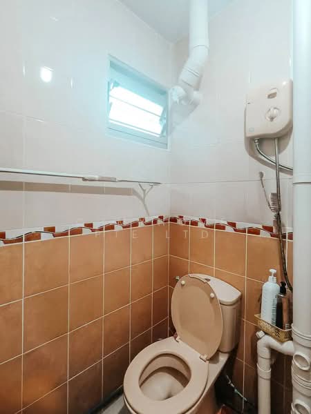 105 Bedok North Avenue 4, 105 Bedok North Avenue 4, 2 Bedrooms, 882 sqft, HDB Flat For Sale, by OHMYHOME PTE LTD, 500132727 - Bathroom - PropertyGuru.com.sg