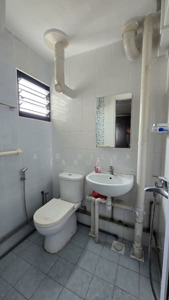 547 Bedok North Street 3, 547 Bedok North Street 3, 3 Bedrooms, 990 sqft, HDB Flat For Sale, by A R Selva (Arul), 500132738 - Bathroom - PropertyGuru.com.sg