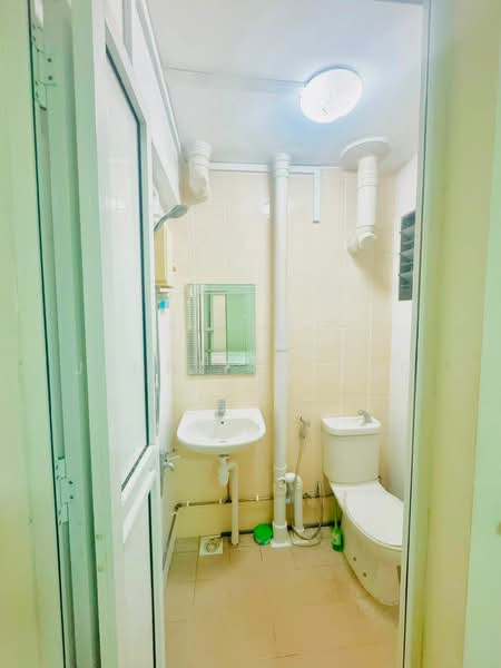 10 Eunos Crescent, 10 Eunos Crescent, 3 Bedrooms, 980 sqft, HDB Flat For Rent, by Jennifer Foo, 500132773 - Bathroom - PropertyGuru.com.sg