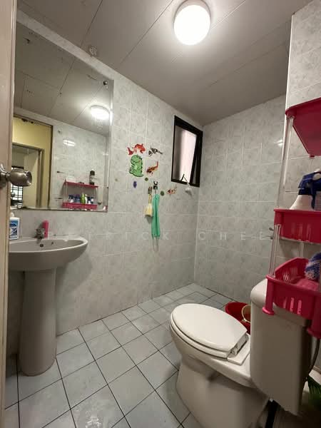 160 Hougang Street 11, 160 Hougang Street 11, 3 Bedrooms, 1,076 sqft, HDB Flat For Sale, by Patrick Chee, 500132777 - Bathroom - PropertyGuru.com.sg