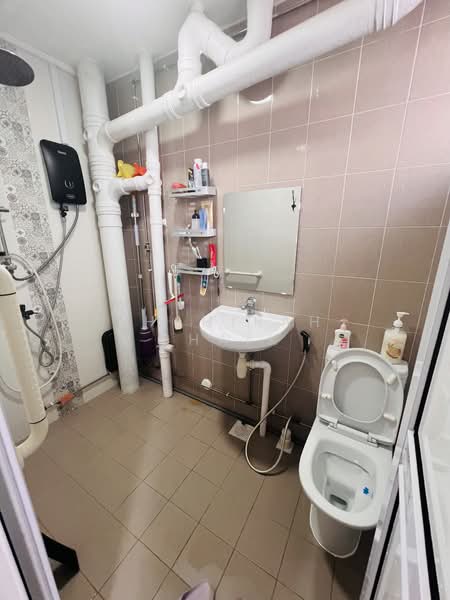 298 Tampines Street 22, 298 Tampines Street 22, 3 Bedrooms, 1,378 sqft, HDB Flat For Sale, by Shahirah Shaik, 500132793 - Bathroom - PropertyGuru.com.sg