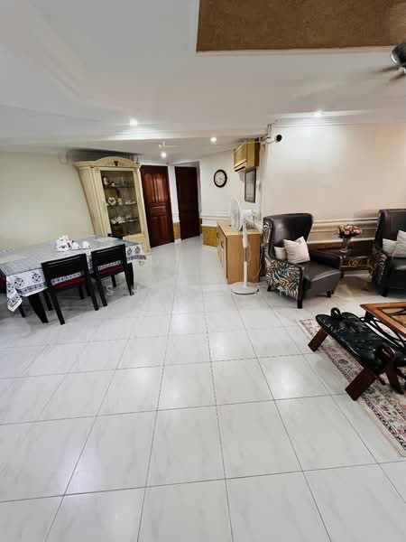 298 Tampines Street 22, 298 Tampines Street 22, 3 Bedrooms, 1,378 sqft, HDB Flat For Sale, by Shahirah Shaik, 500132793 - Living Room - PropertyGuru.com.sg