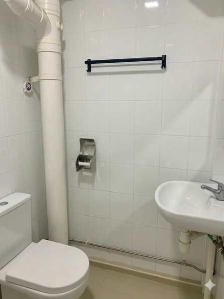 673 Hougang Avenue 8, 673 Hougang Avenue 8, 3 Bedrooms, 904 sqft, HDB Flat For Sale, by Liana Chin, 500132817 - Bathroom - PropertyGuru.com.sg