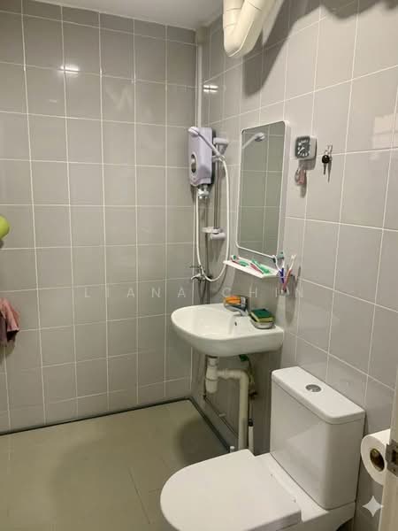 673 Hougang Avenue 8, 673 Hougang Avenue 8, 3 Bedrooms, 904 sqft, HDB Flat For Sale, by Liana Chin, 500132817 - Bathroom - PropertyGuru.com.sg