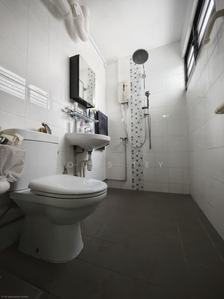617 Hougang Avenue 8, 617 Hougang Avenue 8, 3 Bedrooms, 1,119 sqft, HDB Flat For Sale, by Louis Tey, 500132870 - Bathroom - PropertyGuru.com.sg