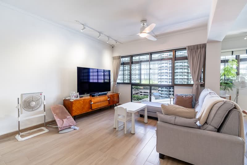 142 Lorong 2 Toa Payoh, 142 Lorong 2 Toa Payoh, 3 Bedrooms, 1,238 sqft, HDB Flat For Sale, by Perry Koh, 500132900 - Living Room - PropertyGuru.com.sg