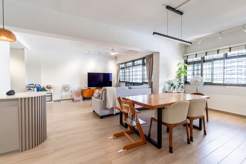 142 Lorong 2 Toa Payoh, 142 Lorong 2 Toa Payoh, 3 Bedrooms, 1,238 sqft, HDB Flat For Sale, by Perry Koh, 500132900 - Living Room - PropertyGuru.com.sg