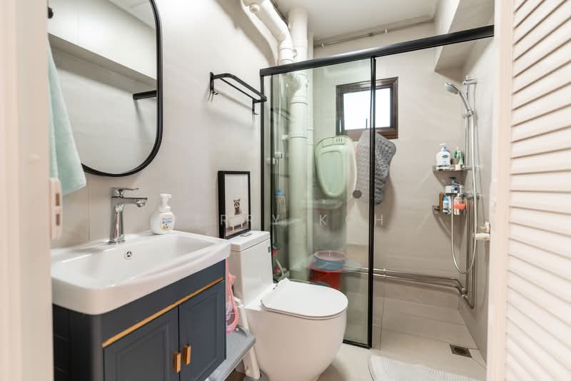 142 Lorong 2 Toa Payoh, 142 Lorong 2 Toa Payoh, 3 Bedrooms, 1,238 sqft, HDB Flat For Sale, by Perry Koh, 500132900 - Bathroom - PropertyGuru.com.sg