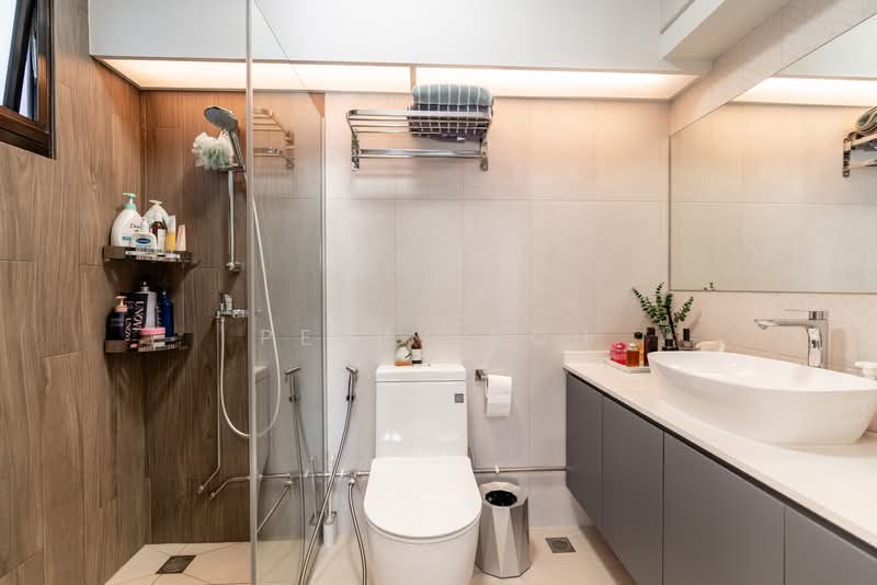 142 Lorong 2 Toa Payoh, 142 Lorong 2 Toa Payoh, 3 Bedrooms, 1,238 sqft, HDB Flat For Sale, by Perry Koh, 500132900 - Bathroom - PropertyGuru.com.sg