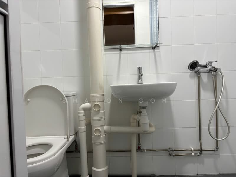 725 Ang Mo Kio Avenue 6, 725 Ang Mo Kio Avenue 6, 3 Bedrooms, 1,281 sqft, HDB Flat For Sale, by Sharon Goh, 500132905 - Bathroom - PropertyGuru.com.sg