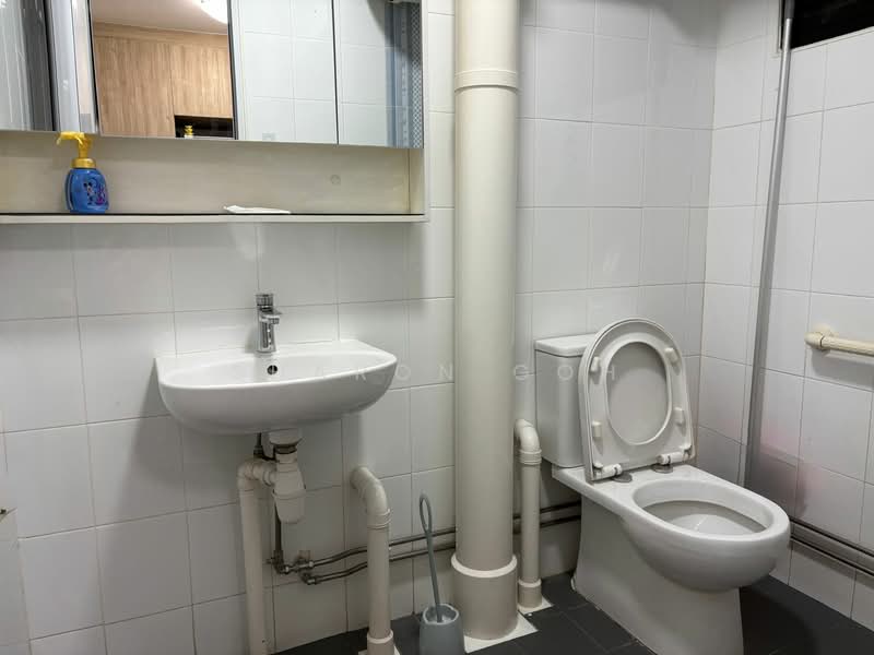 725 Ang Mo Kio Avenue 6, 725 Ang Mo Kio Avenue 6, 3 Bedrooms, 1,281 sqft, HDB Flat For Sale, by Sharon Goh, 500132905 - Bathroom - PropertyGuru.com.sg