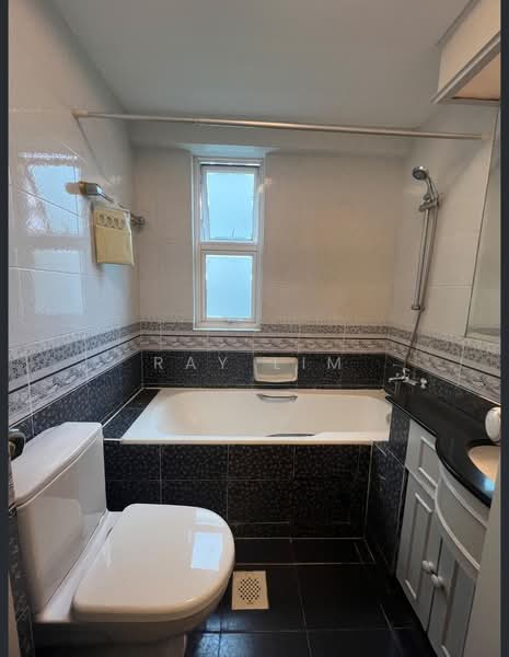 Royal Palm Mansions, 330 Pasir Panjang Road, 4 Bedrooms, 1,227 sqft, Condominium For Rent, by Ray Lim, 500132920 - Bathroom - PropertyGuru.com.sg
