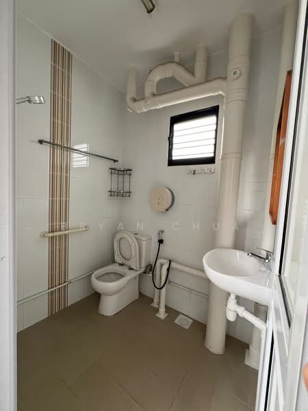 629 Yishun Street 61, 629 Yishun Street 61, 3 Bedrooms, 785 sqft, HDB Flat For Rent, by Bryan Chua, 500132954 - Bathroom - PropertyGuru.com.sg