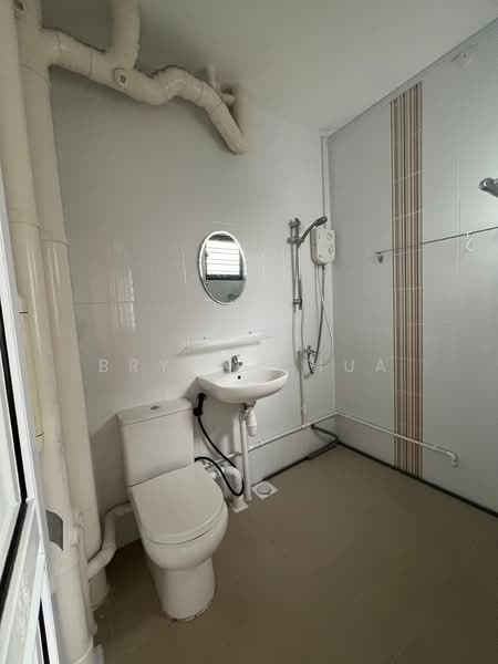 629 Yishun Street 61, 629 Yishun Street 61, 3 Bedrooms, 785 sqft, HDB Flat For Rent, by Bryan Chua, 500132954 - Bathroom - PropertyGuru.com.sg