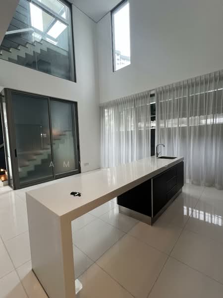 Botanic Garden 3-Storey Bungalow w Lift and Lap Pool, Modern Detached House with Pool and Lift Botanic Gardens 1km Nanyang Pri/ Raffles Girls School, 5 Bedrooms, 7,400 sqft, Detached House For Rent, by Amy Chong, 500132972 - Kitchen - PropertyGuru.com.sg