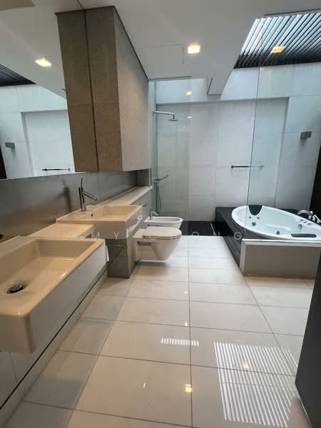 Botanic garden, Modern Detached House with Pool and Lift Botanic Gardens 1km Nanyang Pri/ Raffles Girls School, 5 Bedrooms, 7,400 sqft, Detached House For Rent, by Amy Chong, 500132972 - Bathroom - PropertyGuru.com.sg
