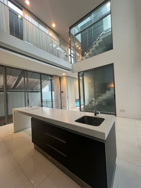 Botanic Garden 3-Storey Bungalow w Lift and Lap Pool, Modern Detached House with Pool and Lift Botanic Gardens 1km Nanyang Pri/ Raffles Girls School, 5 Bedrooms, 7,400 sqft, Detached House For Rent, by Amy Chong, 500132972 - Kitchen - PropertyGuru.com.sg