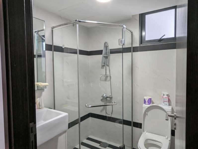 Symphony Suites, 1 Yishun Close, 4 Bedrooms, 1,023 sqft, Condominium For Sale, by Daniel Gay, 500133027 - Common Bathroom - PropertyGuru.com.sg