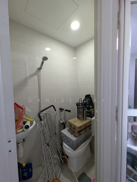 Symphony Suites, 1 Yishun Close, 4 Bedrooms, 1,023 sqft, Condominium For Sale, by Daniel Gay, 500133027 - Yard Bathroom - PropertyGuru.com.sg