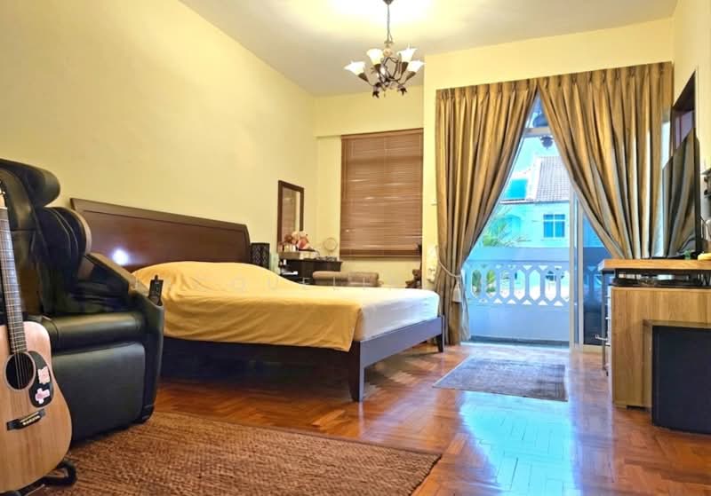 Loyang Villas, Loyang Rise, 5 Bedrooms, 2,217 sqft, Terraced House For Sale, by Jacqueline Soh, 500133070 - Master Bedroom - PropertyGuru.com.sg