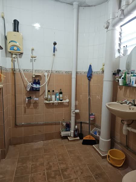 302 Hougang Avenue 5, 302 Hougang Avenue 5, 3 Bedrooms, 1,410 sqft, HDB Flat For Sale, by Alvin Tan  陈铭泽, 500133075 - Bathroom - PropertyGuru.com.sg
