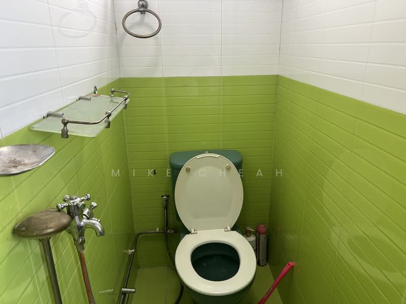 16 Eunos Crescent, 16 Eunos Crescent, 2 Bedrooms, 753 sqft, HDB Flat For Sale, by Mike Cheah, 500133084 - Bathroom - PropertyGuru.com.sg