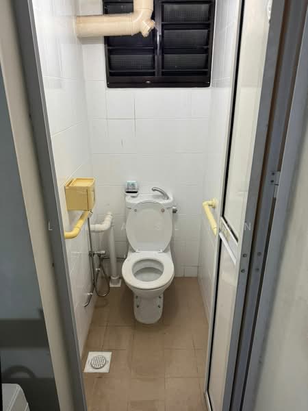 133 Jalan Bukit Merah, 133 Jalan Bukit Merah, 2 Bedrooms, 635 sqft, HDB Flat For Sale, by Linda SL Tan, 500133086 - Bathroom - PropertyGuru.com.sg