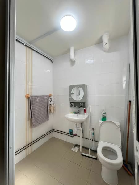 331 Woodlands Avenue 1, 331 Woodlands Avenue 1, 5 Bedrooms, 2,067 sqft, HDB Flat For Sale, by Yeo Tong Boon, 500133096 - Bathroom - PropertyGuru.com.sg