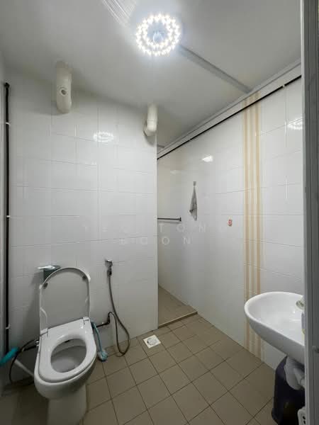 331 Woodlands Avenue 1, 331 Woodlands Avenue 1, 5 Bedrooms, 2,067 sqft, HDB Flat For Sale, by Yeo Tong Boon, 500133096 - Bathroom - PropertyGuru.com.sg