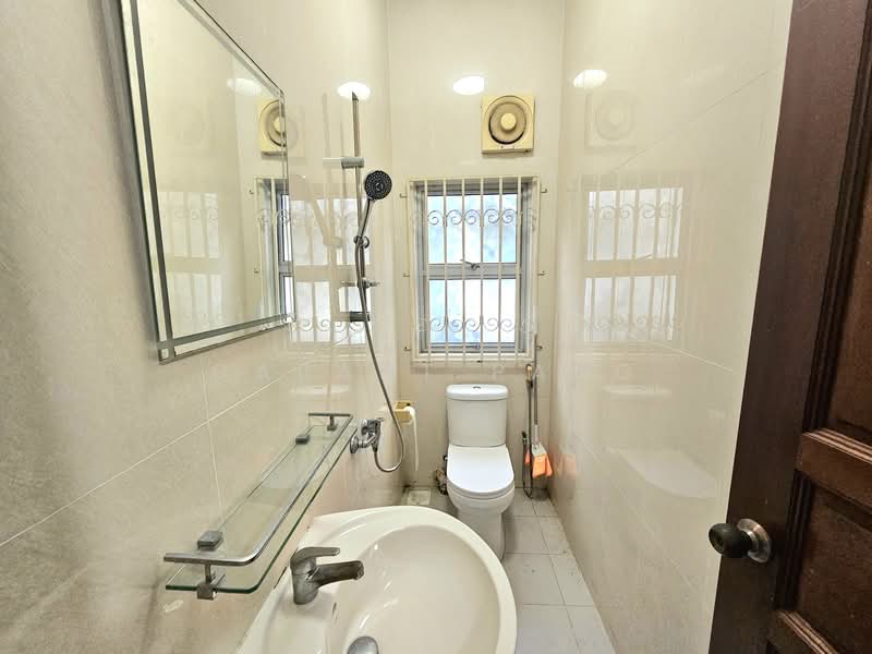Eng Kong Garden, Eng Kong Garden, 4 Bedrooms, 2,500 sqft, Semi-Detached House For Rent, by Garant Pang, 500133098 - Bathroom - PropertyGuru.com.sg