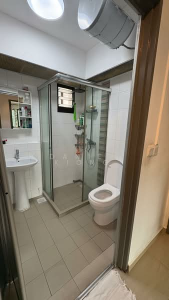550B Segar Road, 550B Segar Road, 3 Bedrooms, 1,216 sqft, HDB Flat For Sale, by Daniel Kiong, 500133129 - Common Toilet - PropertyGuru.com.sg