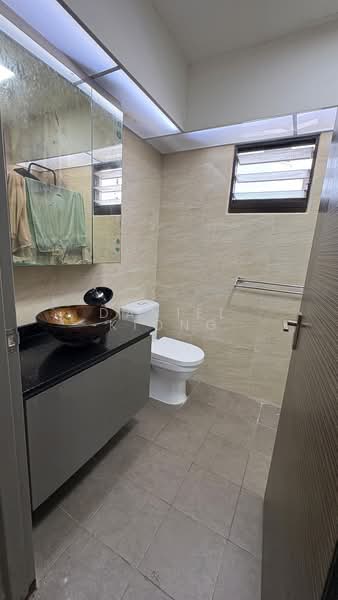 550B Segar Road, 550B Segar Road, 3 Bedrooms, 1,216 sqft, HDB Flat For Sale, by Daniel Kiong, 500133129 - Master Toilet - PropertyGuru.com.sg