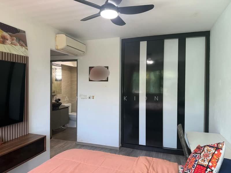 550B Segar Road, 550B Segar Road, 3 Bedrooms, 1,216 sqft, HDB Flat For Sale, by Daniel Kiong, 500133129 - Master Bedroom - PropertyGuru.com.sg