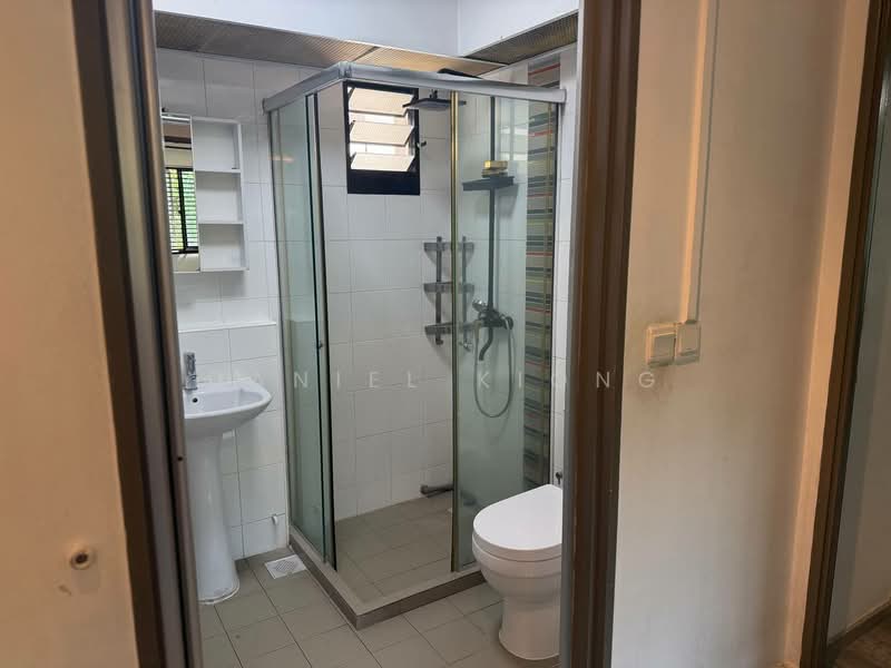 550B Segar Road, 550B Segar Road, 3 Bedrooms, 1,216 sqft, HDB Flat For Sale, by Daniel Kiong, 500133129 - Bathroom - PropertyGuru.com.sg